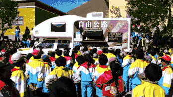 英！他带3岁女儿房车闯122国冰岛遇险看哭全网j9九游会俱乐部登录入口从破产退学到福布斯精(图6)