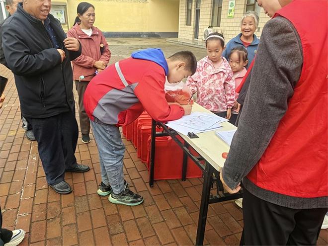 境儿童帮扶协会为14名孤困儿童送上成长礼包J9九游会金秋十月情暖屯留!长治市阳光困(图2) 境儿童帮扶协会为14名孤困儿童送上成长礼包J9九游会金秋十月情暖屯留!长治市阳光困(图2)