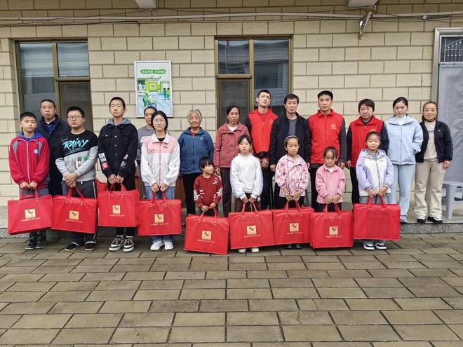 境儿童帮扶协会为14名孤困儿童送上成长礼