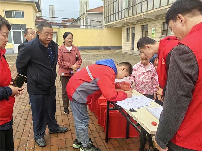 境儿童帮扶协会为14名孤困儿童送上成长礼包J9九游会金秋十月情暖屯留！长治市阳光困(图5)