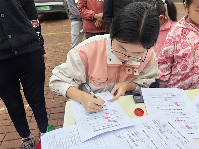 境儿童帮扶协会为14名孤困儿童送上成长礼包J9九游会金秋十月情暖屯留!长治市阳光困(图4) 境儿童帮扶协会为14名孤困儿童送上成长礼包J9九游会金秋十月情暖屯留!长治市阳光困(图4)