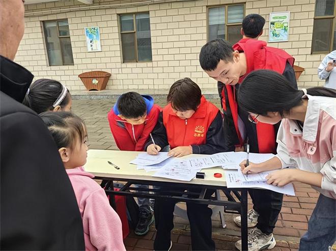 境儿童帮扶协会为14名孤困儿童送上成长礼包J9九游会金秋十月情暖屯留!长治市阳光困(图3) 境儿童帮扶协会为14名孤困儿童送上成长礼包J9九游会金秋十月情暖屯留!长治市阳光困(图3)