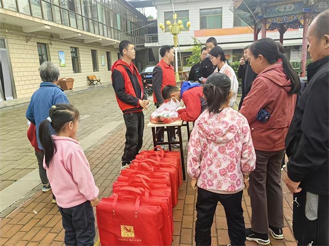 境儿童帮扶协会为14名孤困儿童送上成长礼包J9九游会金秋十月情暖屯留！长治市阳光困(图6)