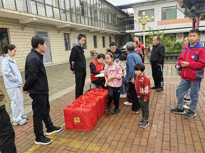 境儿童帮扶协会为14名孤困儿童送上成长礼包J9九游会金秋十月情暖屯留!长治市阳光困(图8) 境儿童帮扶协会为14名孤困儿童送上成长礼包J9九游会金秋十月情暖屯留!长治市阳光困(图8)